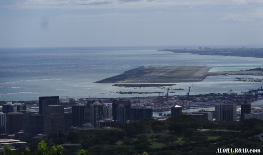 ホノルル空港の滑走路が確認できます。