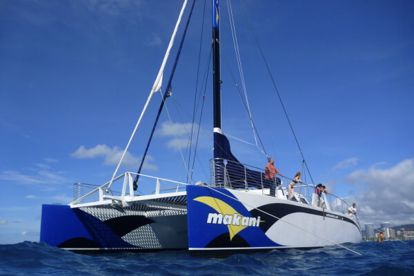 マカニカタマラン・クルーズでハワイの海を堪能する