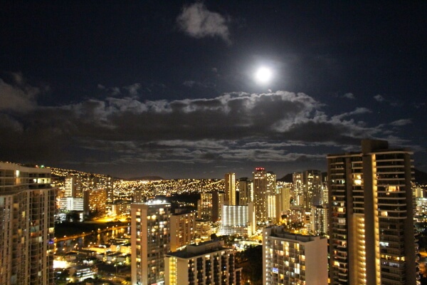 ワイキキの夜景の写真・画像