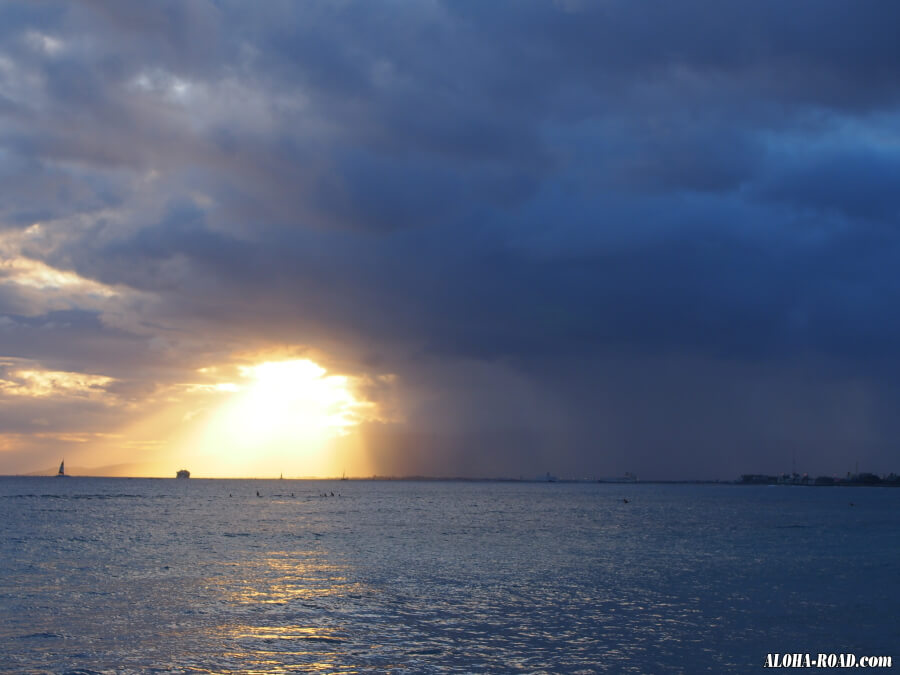 雲の隙間からの夕日