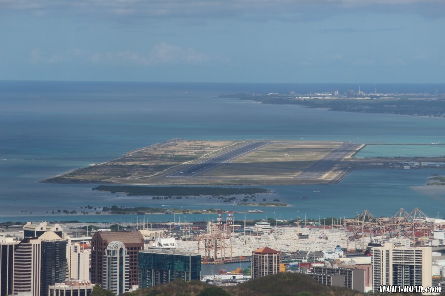 ホノルル空港の滑走路が確認できます。